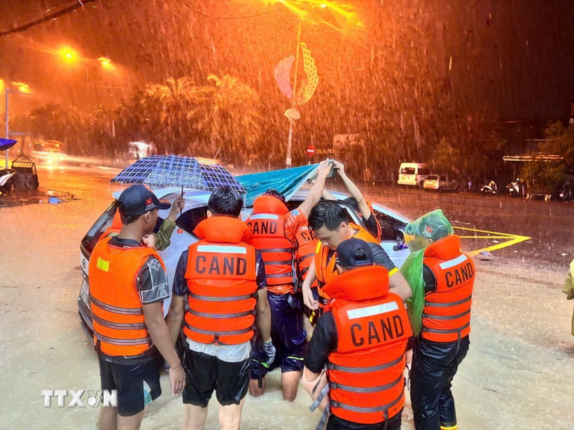 Lực lượng công an Gia Lai giúp dân ứng phó với mưa lũ. (Ảnh: TTXVN phát)