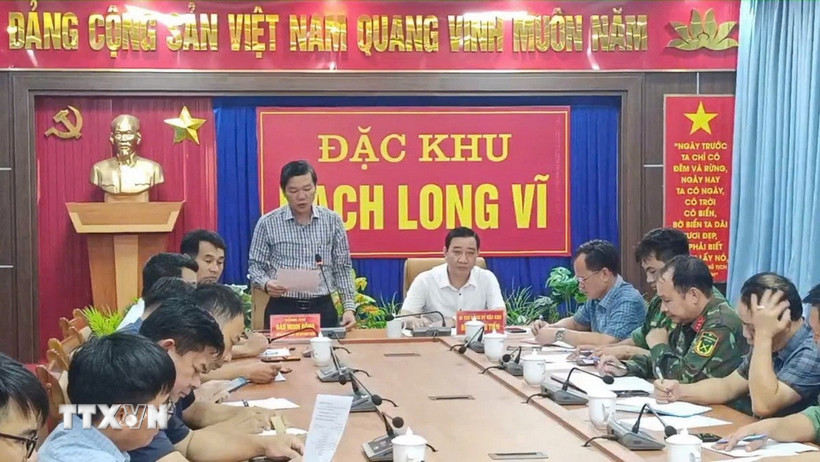 Lãnh đạo Đặc khu Bạch Long Vĩ đang chỉ đạo các đơn vị chủ động phòng chống bão số 3. (Ảnh: TTXVN phát)