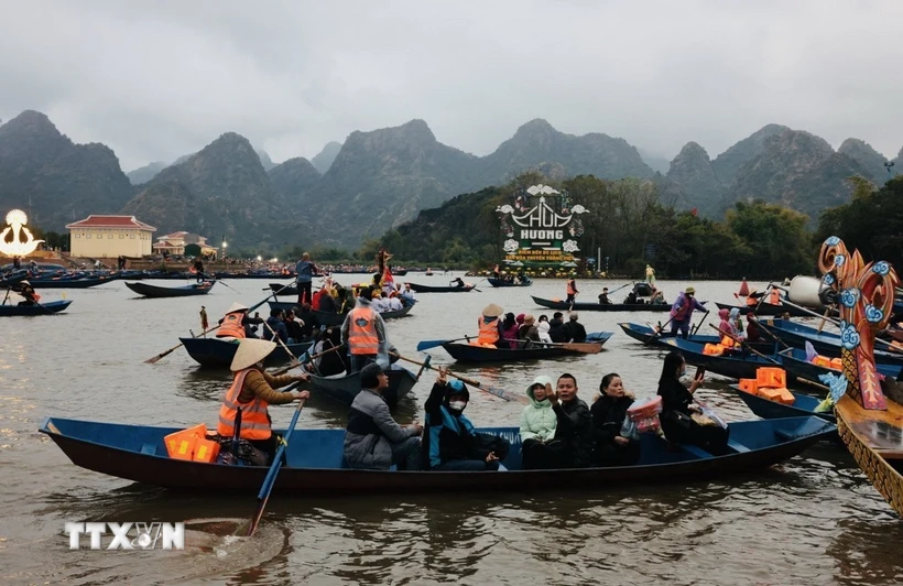 Du khách trảy hội chùa Hương 2025. (Ảnh: Trần Việt/TTXVN)