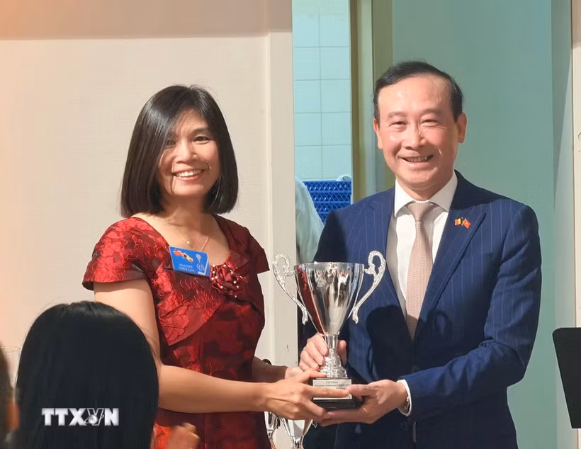 Đại sứ Nguyễn Văn Thảo trao cúp vô địch bảng nữ cho tay golf Trần Thị Tuyết Lan. (Ảnh: Hương Giang/TTXVN)