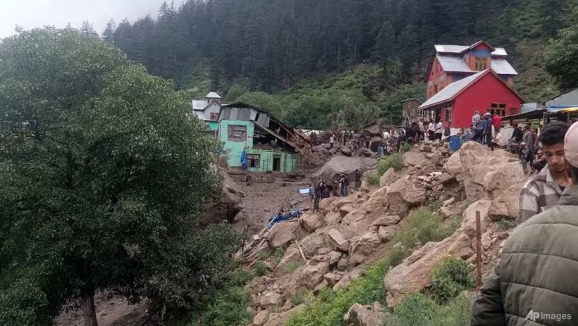 Những tòa nhà bị hư hại do lũ quét tại một khu làng ở khu vực Chositi, Kashmir do Ấn Độ kiểm soát ngày 14/8. (Ảnh: AP)