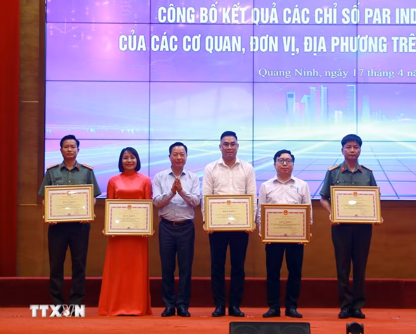 Phó Chủ tịch UBND tỉnh Quảng Ninh Lê Văn Ánh trao Bằng khen cho các tập thể có nhiều sáng kiến hay trong cải cách hành chính, cải thiện môi trường đầu tư kinh doanh, nâng cao chất lượng quản trị, điều hành. (Ảnh: Đức Hiếu/TTXVN)