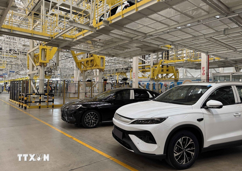 Xưởng lắp ráp xe ôtô của hãng BYD, Trung Quốc. (Ảnh: Công Tuyên/TTXVN)