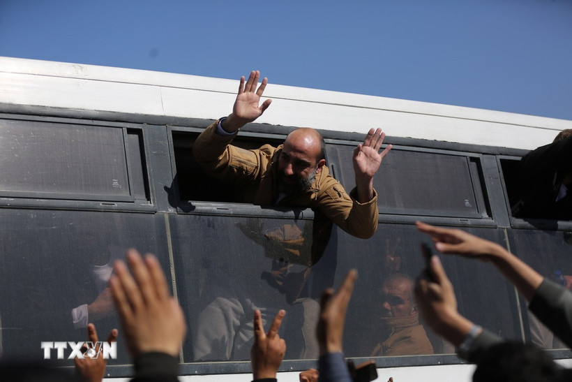 Người dân đón các tù nhân Palestine được Israel trả tự do tại thành phố Khan Younis, Dải Gaza ngày 15/2/2025. (Ảnh: THX/TTXVN)