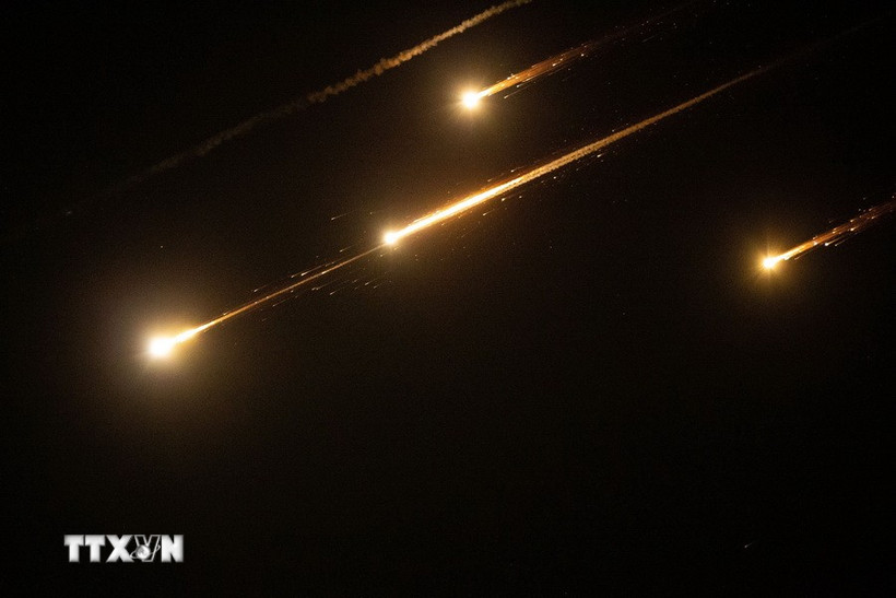 Hàng loạt tên lửa trong chiến dịch trả đũa của Iran được phóng xuống lãnh thổ Israel tối 13/6/2025. (Ảnh: THX/TTXVN)