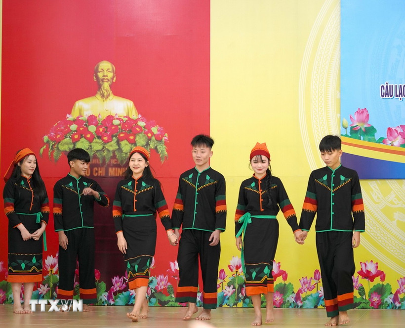 Trường Phổ thông Dân tộc nội trú Trung học phổ thông Quảng Trị biểu diễn bộ trang phục mới của đồng bào Chứt. (Ảnh: Thanh Thủy/TTXVN)