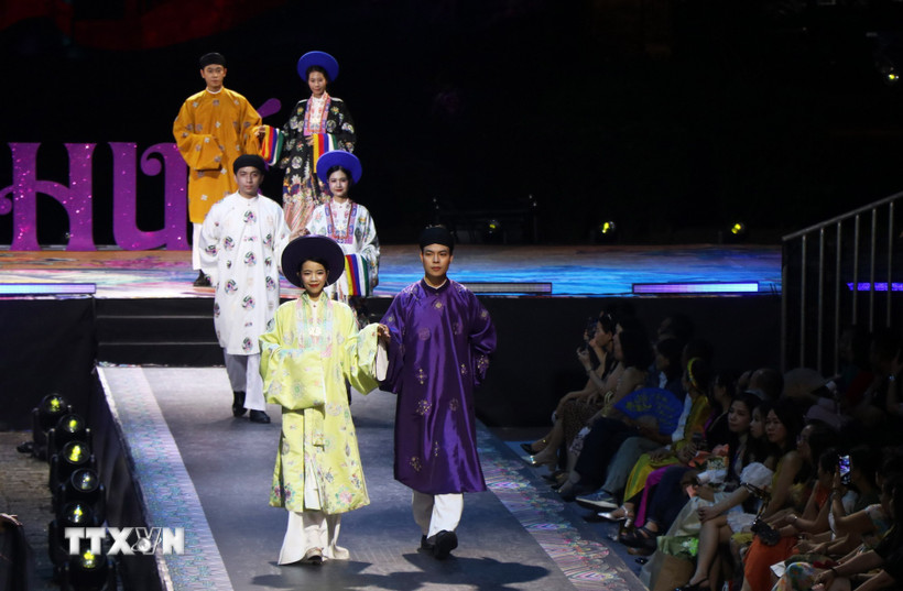 Trình diễn áo dài Huế. (Ảnh: Tường Vi/TTXVN)