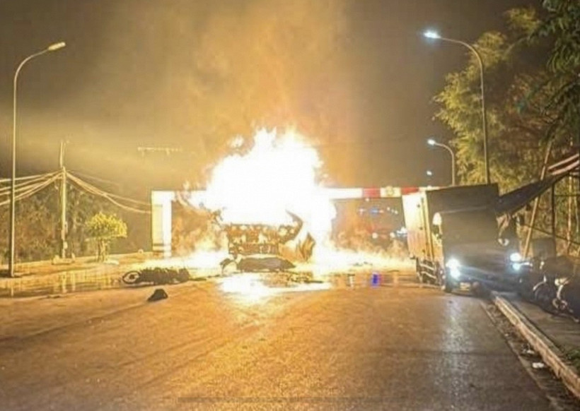 Chiếc xe bồn bị lửa thiêu rụi hoàn toàn sau vụ nổ. (Ảnh: Báo Công an nhân dân)