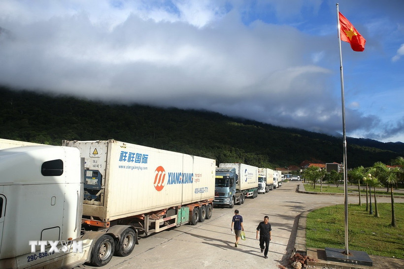 Đoàn xe chở hàng qua cửa khẩu quốc tế Cha Lo, Quảng Bình. (Ảnh: Minh Quyết/TTXVN)