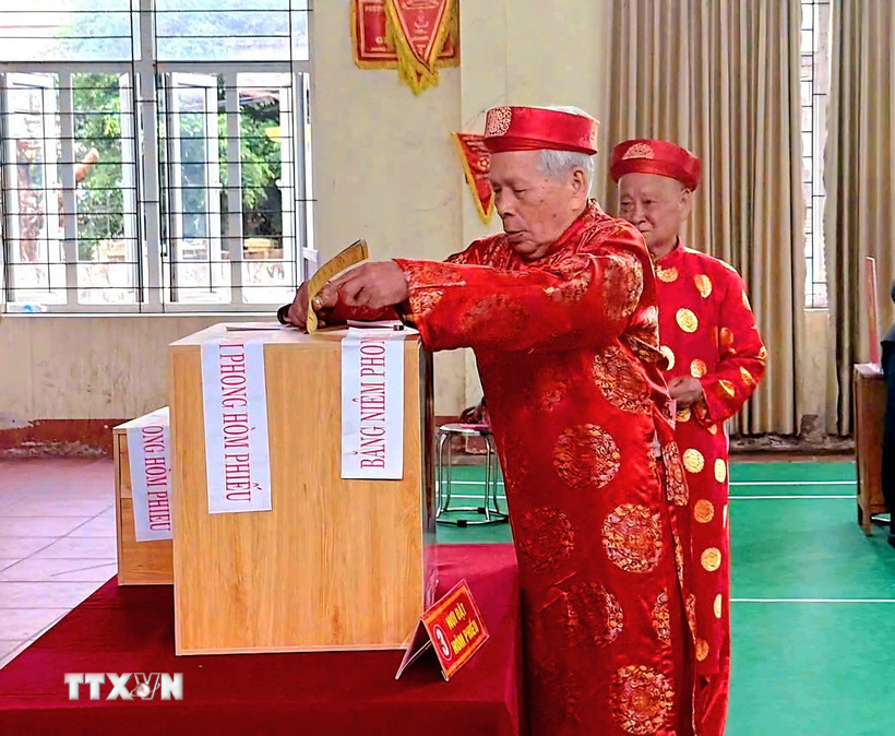 Truyền thông quốc tế đưa tin đậm nét về “Ngày hội non sông” của Việt Nam Các cụ cao niên phường Nếnh, Bắc Ninh, tham gia bầu cử. (Ảnh: Đồng Thúy/TTXVN)