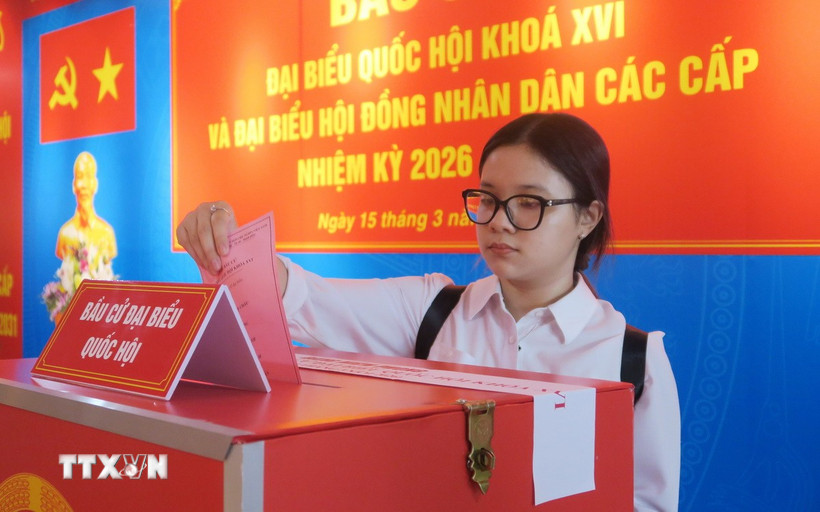 Nhân viên Bệnh viện Quân y 175, TP.Hồ Chí Minh bỏ phiếu tại điểm bầu cử số 055 phường Hạnh Thông đặt tại Bệnh viện Quân y 175. (Ảnh: Đinh Hằng/TTXVN)