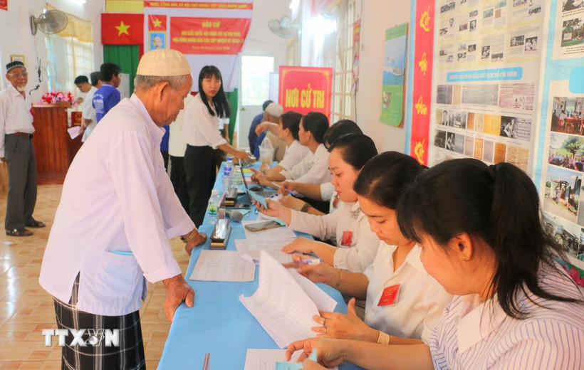 Cử tri là người Bett88 Làm giàu đẳng cấp Chăm theo đạo Hồi Islam tại ấp Bình Di, xã Khánh Bình (tỉnh An Giang) tham gia bầu cử. (Ảnh: Công Mạo/TTXVN)