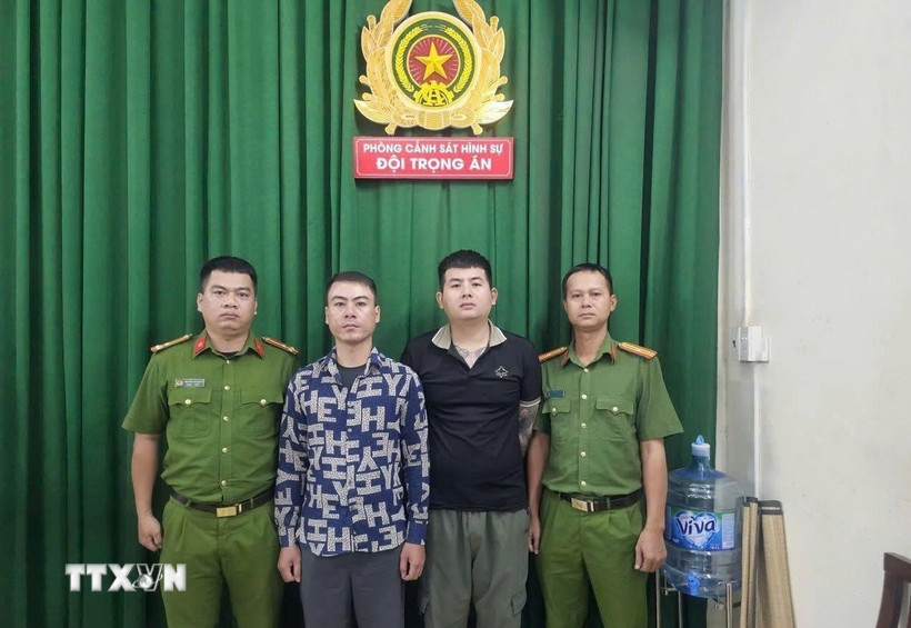 Đối tượng Hoàng Ngọc Sơn và Cao Thanh Lập tại cơ quan điều tra. (Ảnh: TTXVN phát)