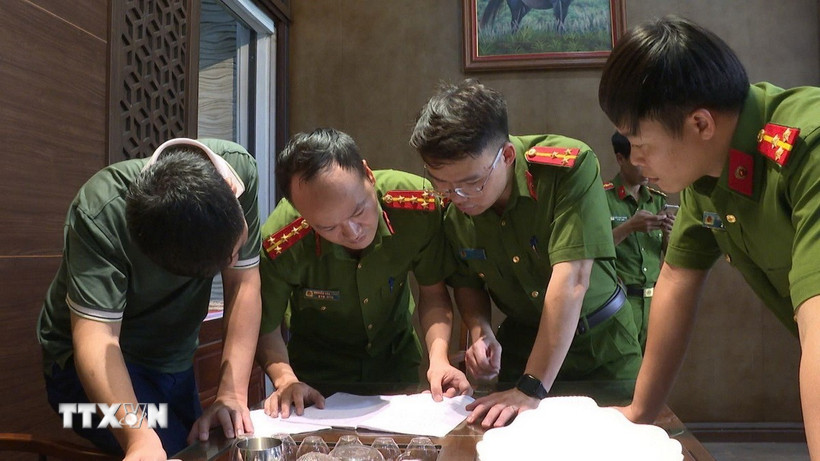 Khám xét nơi ở của đối tượng Nguyễn Văn Vi (tức Vi ngộ). (Ảnh: TTXVN phát)