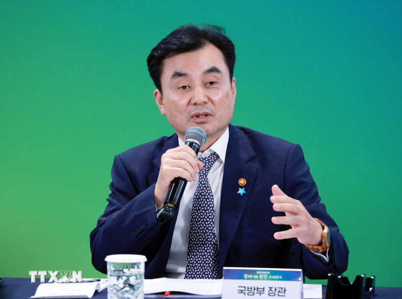 Bộ trưởng Quốc phòng Hàn Quốc Ahn Gyu-back phát biểu tại Chuncheon, tỉnh Gangwon ngày 12/9/2025. (Ảnh: Yonhap/TTXVN)