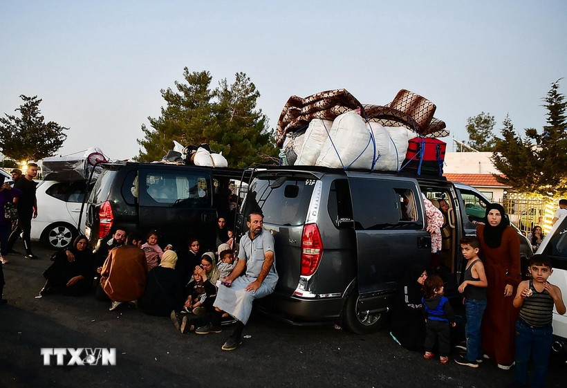 Người dân sơ tán từ Liban nghỉ tạm tại khu vực cửa khẩu biên giới Jdeidat Yabous với Syria ngày 24/9/2024. (Ảnh: THX/TTXVN)
