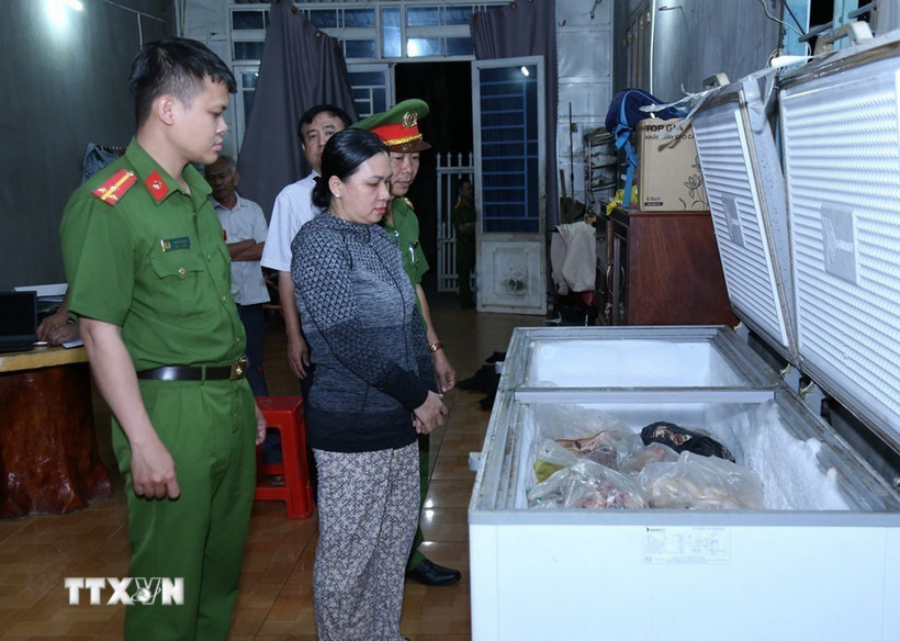 Bị can Lê Thị Bích Phượng cùng tang vật. (Ảnh: Công an Đồng Nai/TTXVN phát)