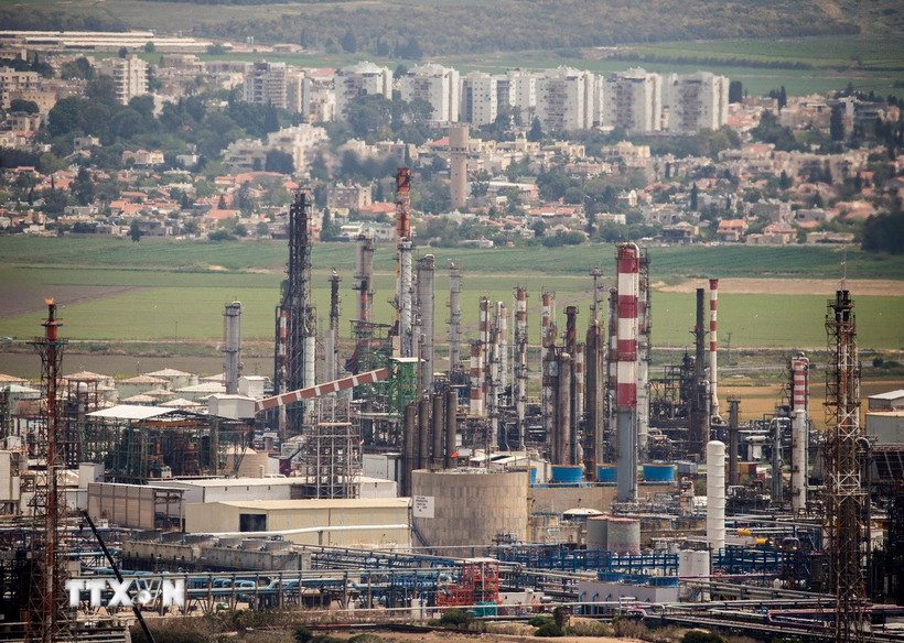 Một cơ sở khai thác dầu mỏ ở thành phố Haifa, Israel. (Ảnh: AFP/TTXVN)