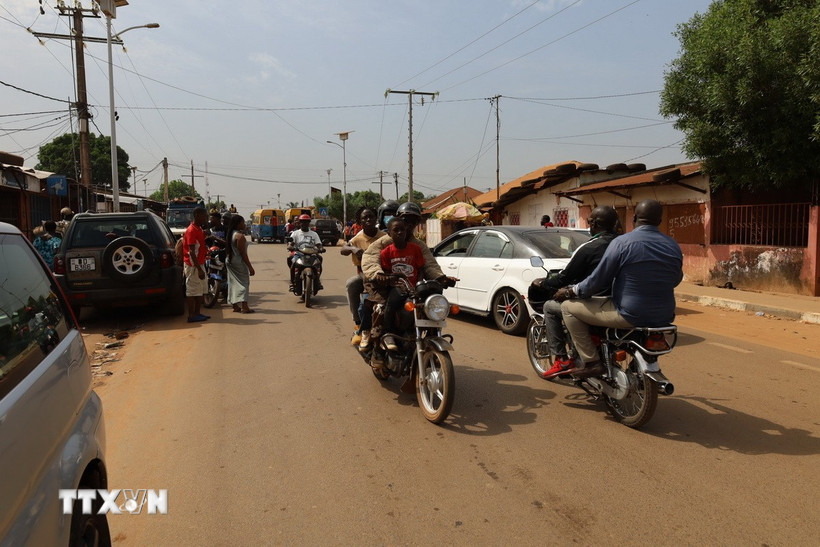 Quang cảnh một tuyến phố ở Bissau, Guinea-Bissau ngày 26/11/2025. (Ảnh: THX/TTXVN)