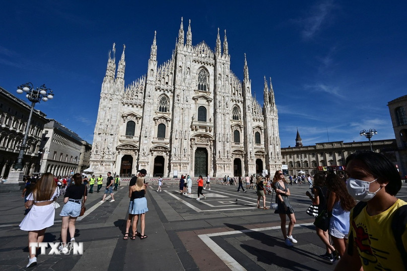 Khách du lịch thăm nhà thờ Duomo ở Milan, Italy. (Ảnh: AFP/TTXVN)