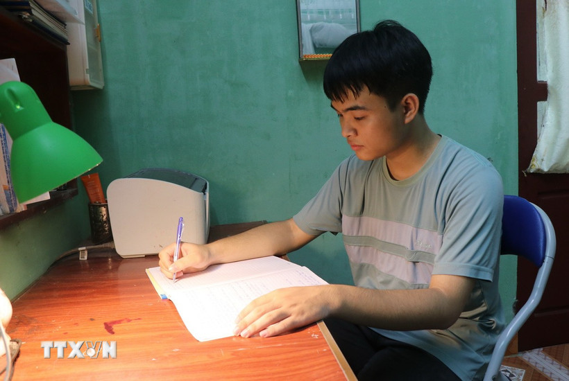 Em Nguyễn Quang Minh, thủ khoa toàn quốc khối A00 tại Kỳ thi tốt nghiệp THPT năm 2025. (Ảnh: Thanh Thương/TTXVN)