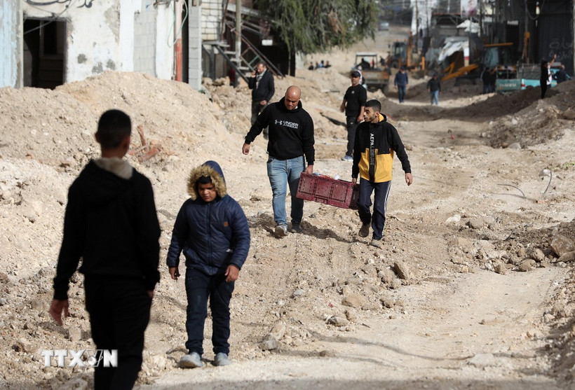 Người dân tại trại tị nạn Tulkarm ở Bờ Tây. (Ảnh: THX/TTXVN)