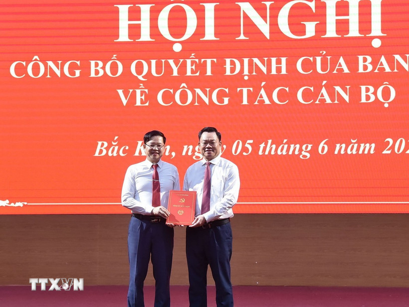 Ủy viên Trung ương Đảng, Bí thư Tỉnh ủy Bắc Kạn Hoàng Duy Chinh trao Quyết định của Ban Bí thư cho đồng chí Đinh Quang Tuyên. (Ảnh: Nguyễn Công Hải/TTXVN)