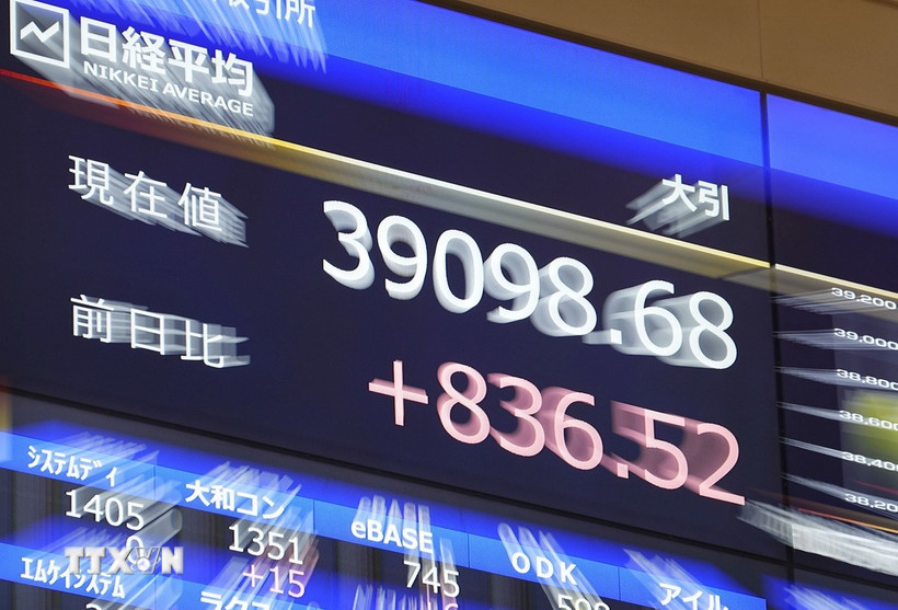 Chỉ số Nikkei trên bảng điện tử tại Osaka, Nhật Bản. (Ảnh: Kyodo/TTXVN)