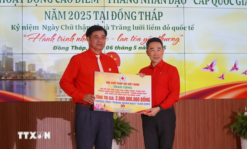 Lãnh đạo Trung ương Hội Chữ thập đỏ Việt Nam trao bảng tượng trưng hỗ trợ Hội Chữ thập đỏ tỉnh Đồng Tháp thực hiện các công trình, phần việc trong chuỗi hoạt động “Tháng Nhân đạo” năm 2025. (Ảnh: Nhựt An/TTXVN)