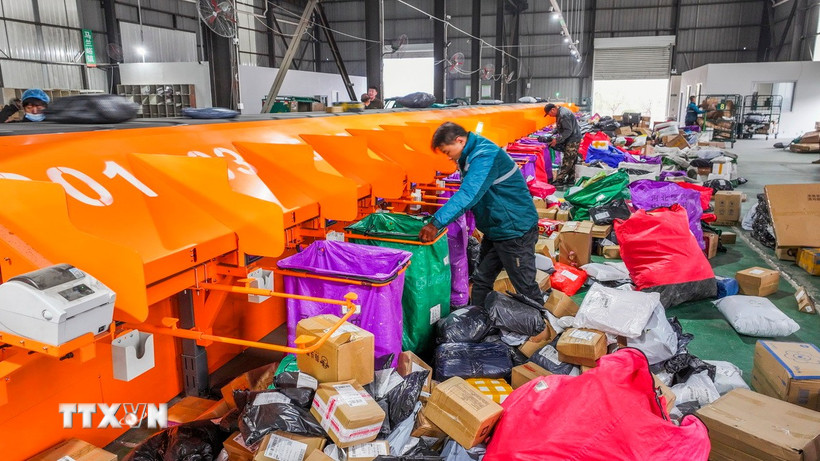 Nhân viên phân loại các đơn hàng tại trung tâm logistics ở Hà Bắc, Trung Quốc. (Ảnh: THX/TTXVN)