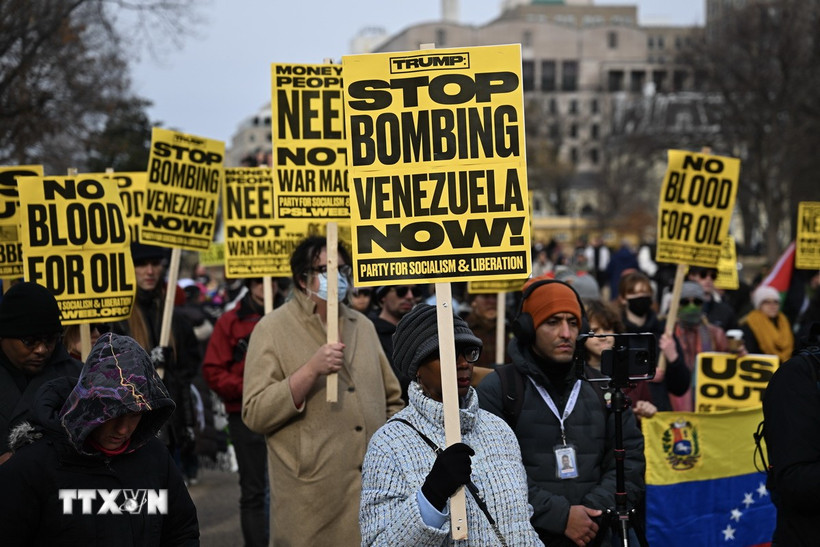 Tuần hành phản đối Mỹ tấn công quân sự Venezuela tại Washington DC., Mỹ ngày 3/1/2026. (Ảnh: Anadolu Agency/TTXVN)
