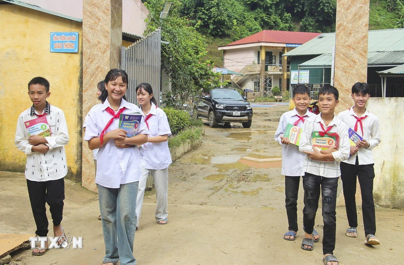 Học sinh Trường Phổ thông Dân tộc bán trú THCS Chiềng Sơ (xã Mường Luân) vui mừng khi được tặng sách giáo khoa mới. (Ảnh: TTXVN phát)