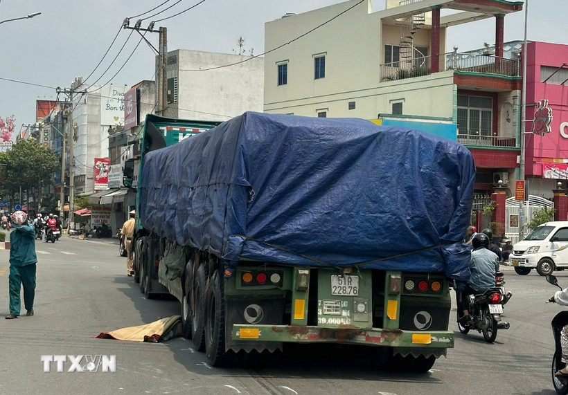 Hiện trường vụ xe ô tô đầu kéo 50E-329.62 kéo Rơmoóc 51R-228.76 lưu thông trên ĐT80 hướng Quốc Lộ 1A đi xã Lương Hòa xảy ra tai nạn. (Ảnh: TTXVN phát)