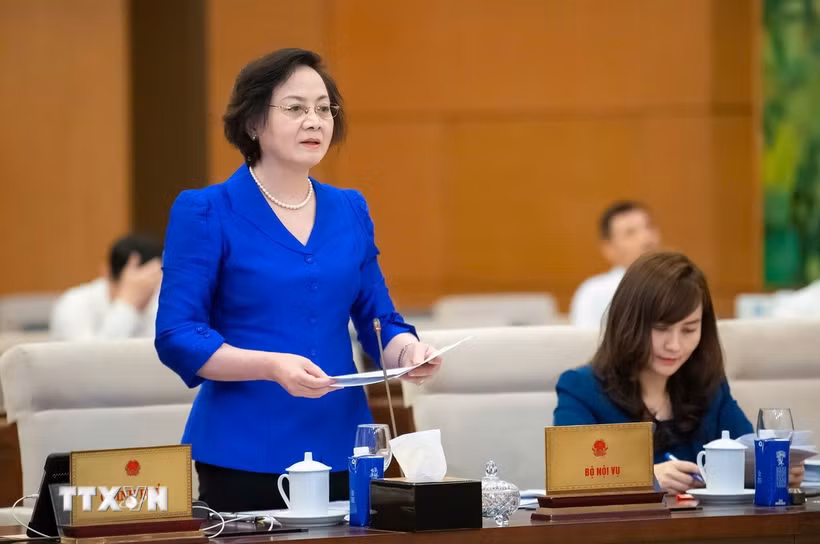 Bộ trưởng Bộ Nội vụ Phạm Thị Thanh Trà trình bày Tờ trình tại phiên họp. (Ảnh: Phương Hoa/TTXVN)