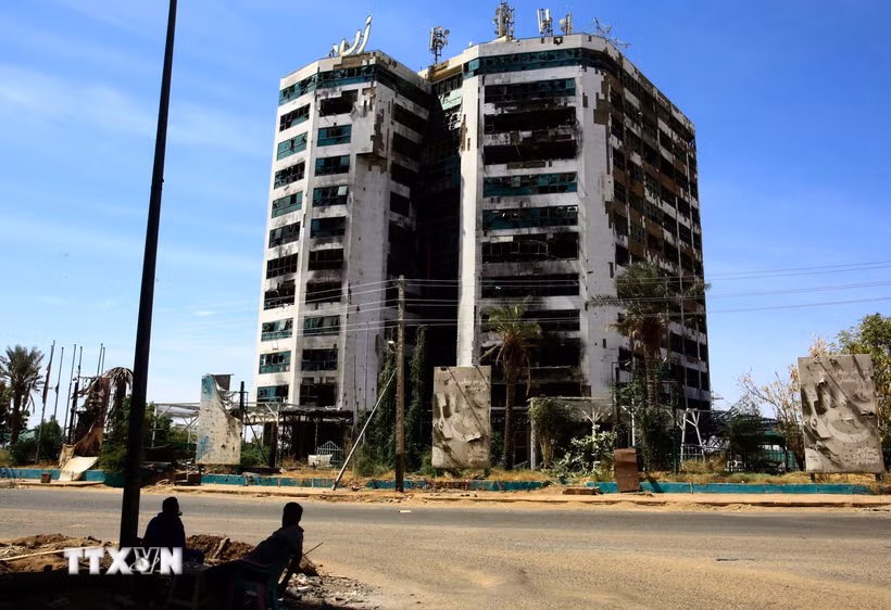 Tòa nhà bị hư hại sau một vụ tấn công tại Khartoum, Sudan. (Ảnh: THX/TTXVN)