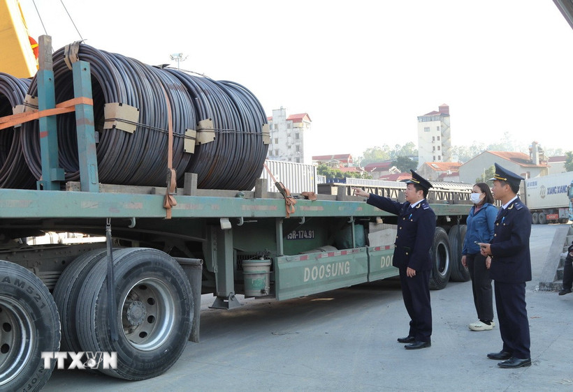 Hải quan cửa khẩu Ga đường sắt quốc tế Đồng Đăng (Lạng Sơn) kiểm so&aacute;t h&agrave;ng h&oacute;a xuất nhập khẩu tại b&atilde;i h&oacute;a trường. (Ảnh: Quang Duy/TTXVN)