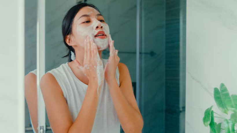 Làm sạch kép là bước quan trọng nhất để làm sạch da sau khi trang điểm. (Ảnh: iStock)