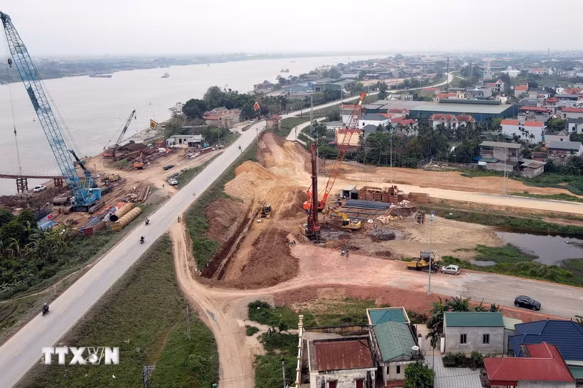 Thi công cầu Mễ Sở - một trong những hạng mục trọng điểm của dự án đường Vành đai 4 - Vùng Thủ đô, có tổng mức đầu tư khoảng 4.900 tỷ đồng bắc qua sông Hồng, nối Hà Nội với tỉnh Hưng Yên. (Ảnh: Vũ Quang/TTXVN)