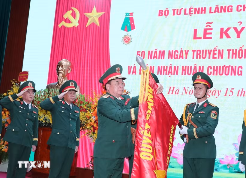 Thượng tướng Hoàng Xuân Chiến, Ủy viên Trung ương Đảng, Ủy viên Thường vụ Quân ủy Trung ương, Thứ trưởng Bộ Quốc phòng gắn Huân chương Bảo vệ Tổ quốc hạng Nhất lên Cờ truyền thống của Bộ Tư lệnh Lăng Chủ tịch Hồ Chí Minh. (Ảnh: Trọng Đức/TTXVN)