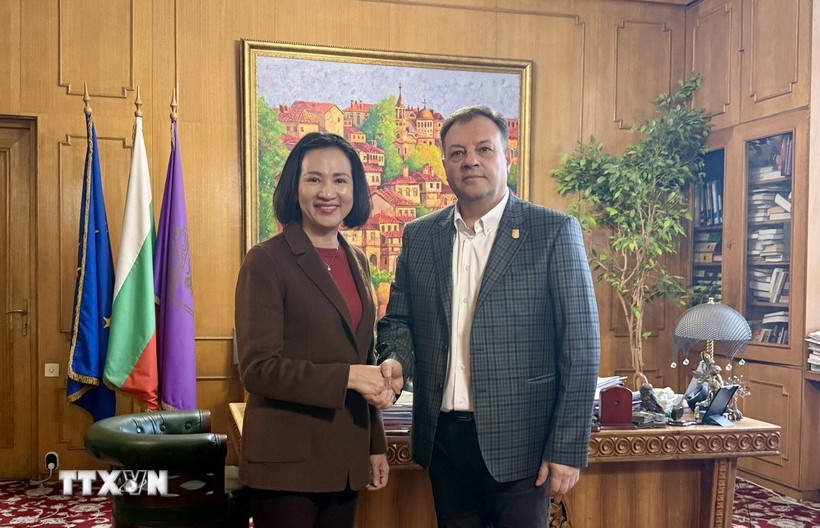 Đại sứ Nguyễn Thị Minh Nguyệt và Thị trưởng Daniel Panov. (Ảnh: TTXVN phát)