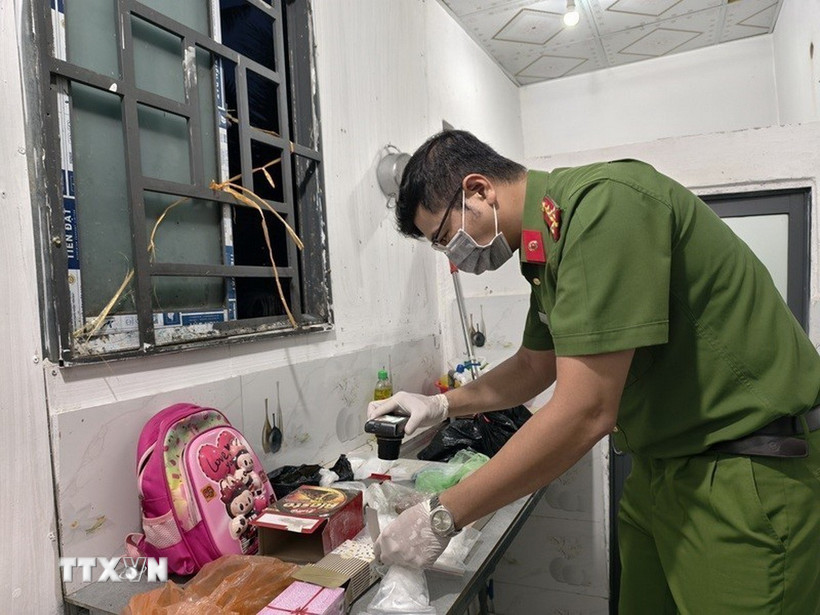 Công an thành phố Cần Thơ thu giữ tang vật ma túy tại nơi ở của các đối tượng trong đường dây mua bán, vận chuyển trái phép chất ma túy. (Ảnh: TTXVN phát)