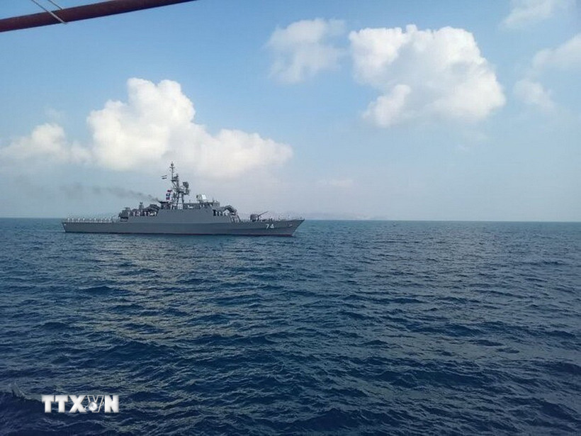 Tàu chiến tham gia cuộc tập trận chung của Lực lượng Vệ binh Cách mạng Hồi giáo (IRGC) và Hải quân Oman tại Eo biển Hormuz. (Ảnh: IRNA/TTXVN)