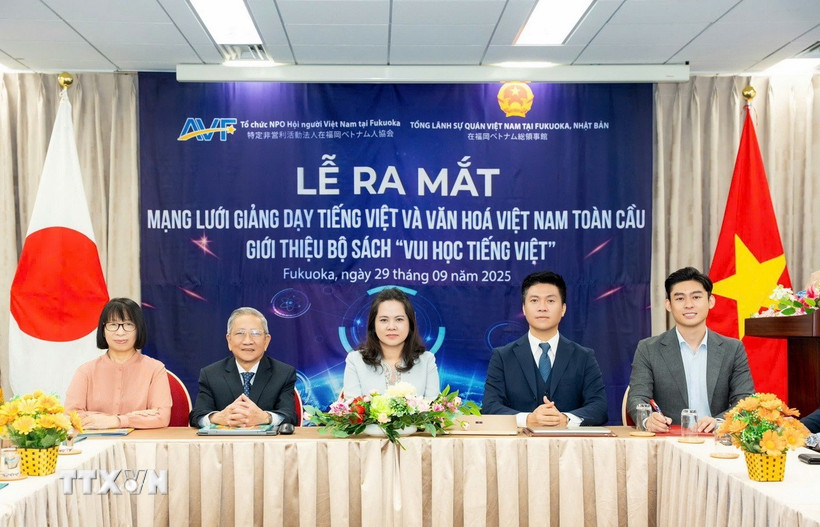 Ra mắt "Ban điều phối Mạng lưới Giảng dạy tiếng Việt và Văn hóa Việt Nam toàn cầu". (Ảnh: Nguyễn Tuyến/TTXVN)