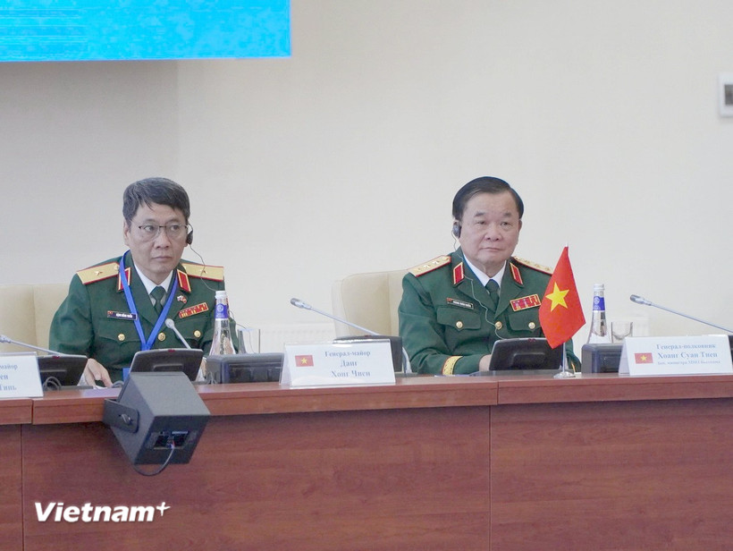 Thứ trưởng Bộ Quốc phòng, Thượng tướng Hoàng Xuân Chiến (phải) tại Phiên họp. (Ảnh: Kiều Trinh/Vietnam+)