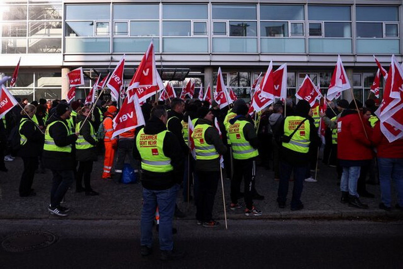 Người lao động tham gia cuộc đình công do công đoàn Verdi của Đức phát động, yêu cầu tăng lương trong khu vực công ở Munich, Đức, ngày 2/3/2023. (Nguồn: Reuters)
