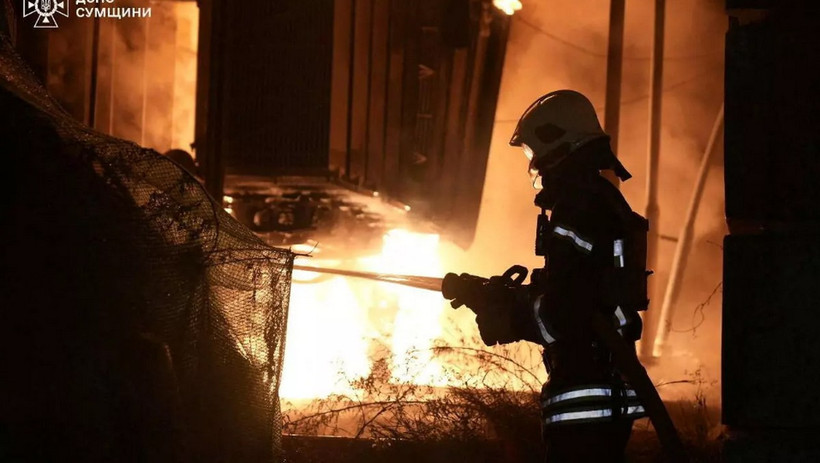 Một lính cứu hỏa cố gắng dập đám cháy tại hiện trường vụ tấn công bằng UAV của Nga ở vùng Sumy, Ukraine ngày 27/8/2025. (Ảnh: Reuters)