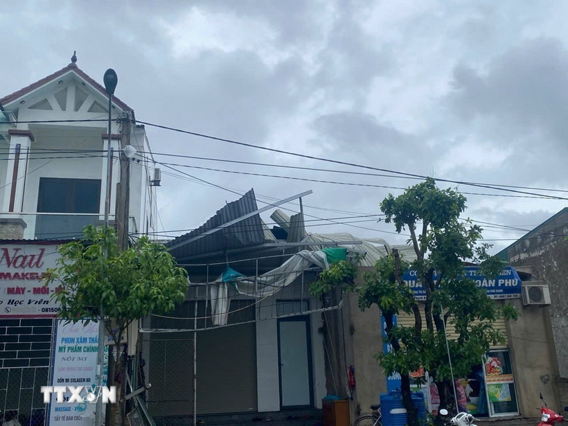 Lốc xoáy khiến tốc mái nhà ở của người dân ở xã Đông Kinh, Hà Tĩnh. (Ảnh: Hoàng Ngà/TTXVN)