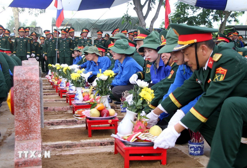 Nghi lễ an táng 76 hài cốt liệt sỹ quân tình nguyện và chuyên gia Việt Nam hi sinh tại Lào. (Ảnh minh họa: Văn Tý/TTXVN)