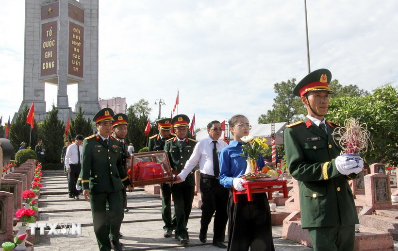 Nghi lễ an táng 76 hài cốt liệt sỹ quân tình nguyện và chuyên gia Việt Nam hi sinh tại Lào. (Ảnh: Văn Tý/TTXVN