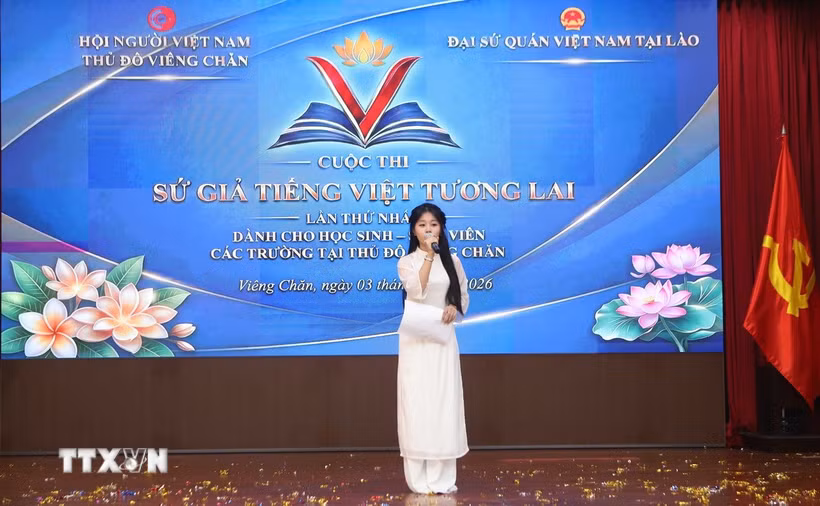 Thí sinh Đội thi Trường Hữu nghị Lào-Việt Nam thể hiện khả năng nói tiếng Việt trong phần tham luận tại cuộc thi. (Ảnh: Xuân Tú/TTXVN)